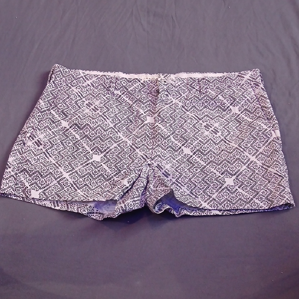 Club Monaco Black and White Patterned Men Shorts Hybrids
